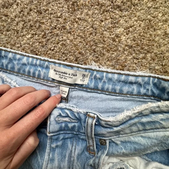 Abercrombie & Fitch Light Wash Denim Jeans - Picture 3 of 4